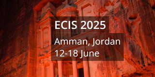 Rot beleuchtetes Gebäude mit ECIS 2025 als Text davor